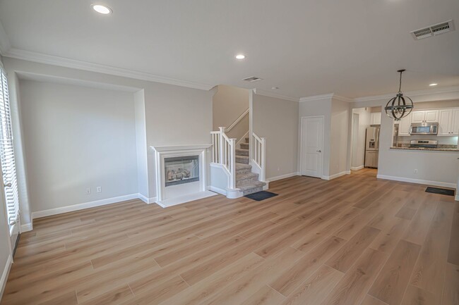 Building Photo - Charming 3-Bedroom Mariposa Townhome for R...