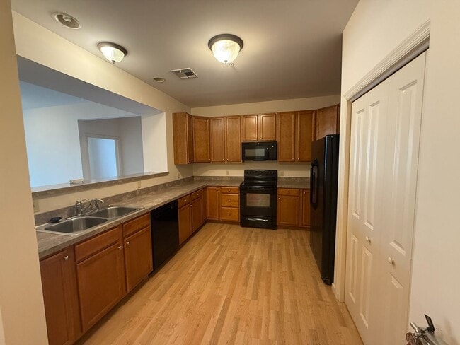 Building Photo - 2-Bedroom Townhome for professionals - The...