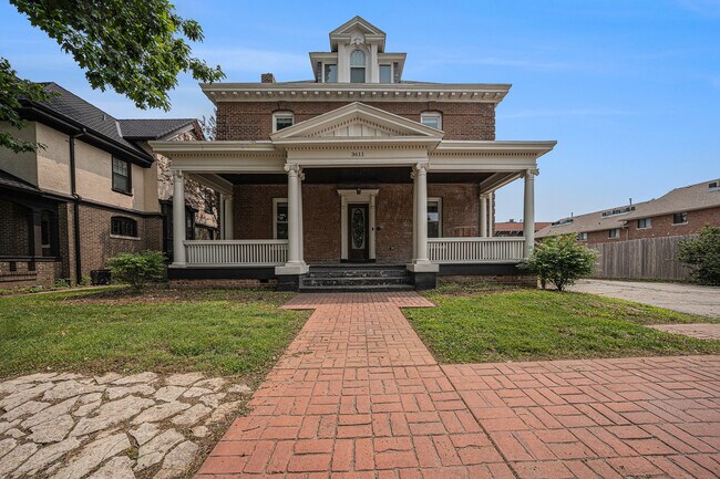 Patio delantero - 3611 Jackson St