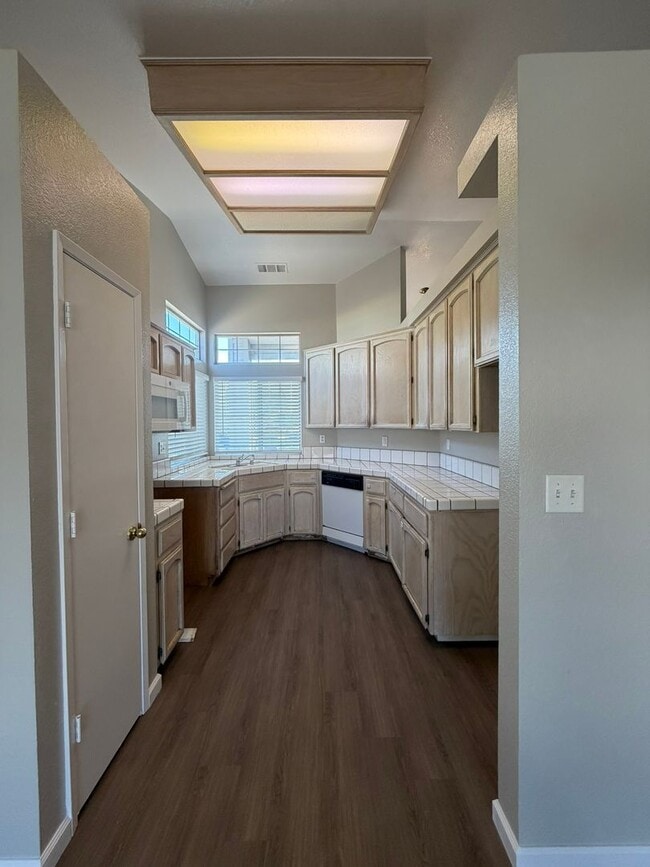 Building Photo - 945 La Dawna St