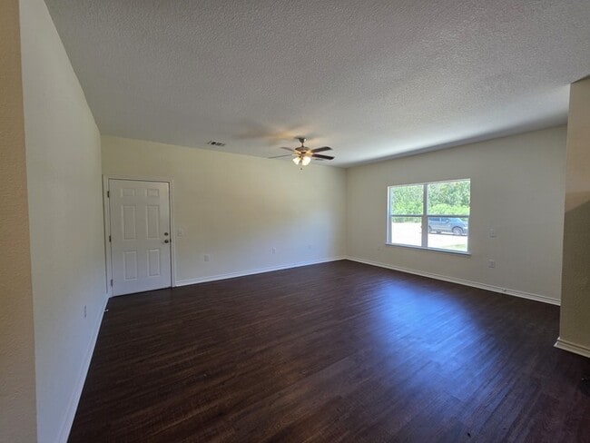 Building Photo - 3/2/2-Ready for Move In