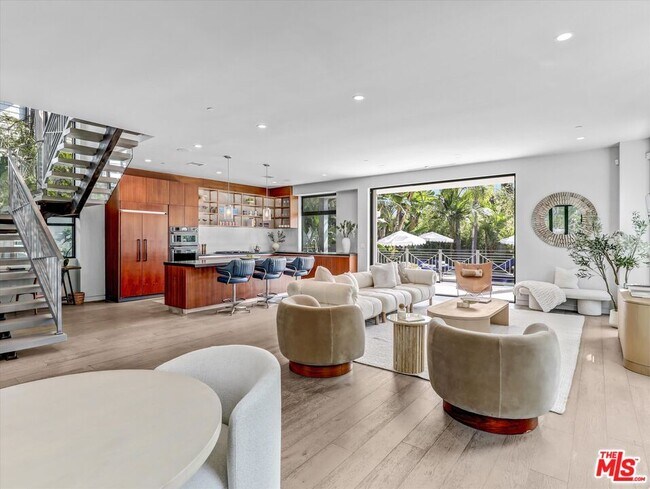 Foto del edificio - 1724 N Sierra Bonita Ave