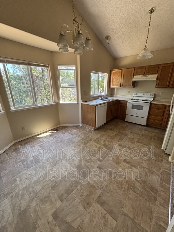 Foto del edificio - 5735 Grapevine Dr