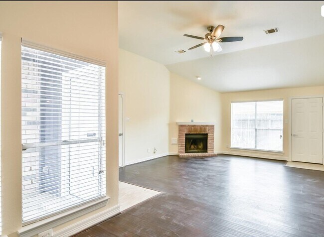 Foto del edificio - 6325 Southwood Ct N