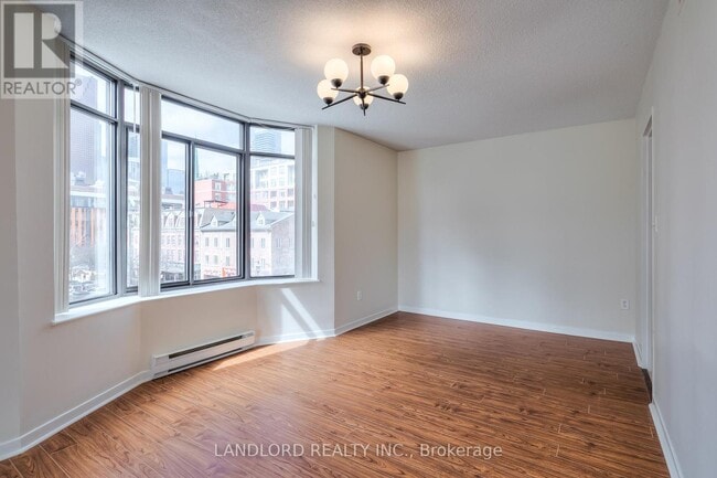 Building Photo - 135 George St S