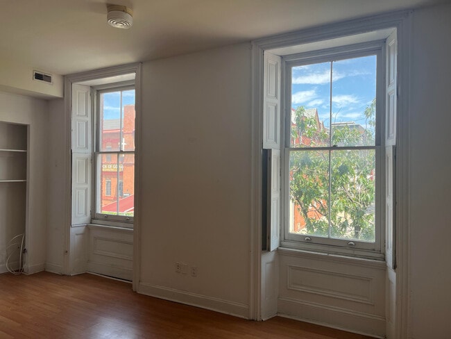 Building Photo - 4056 Chestnut St