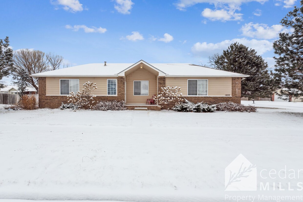 Foto principal - 4 bedroom Home in West Wichita