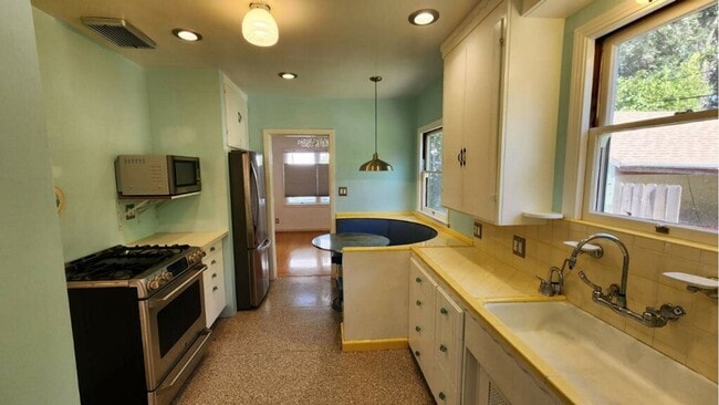 Building Photo - Beautiful 3/2 in Sacramento!