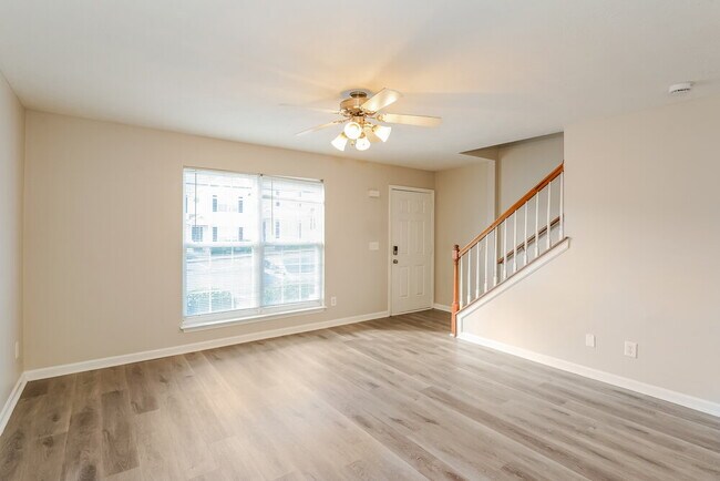 Foto del edificio - 8028 Logan Dr