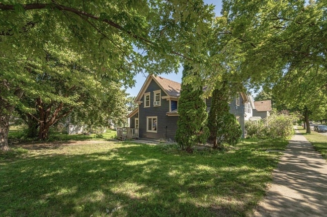 Building Photo - Beautiful 3-Bed 1-Bath Available Now in Ha...