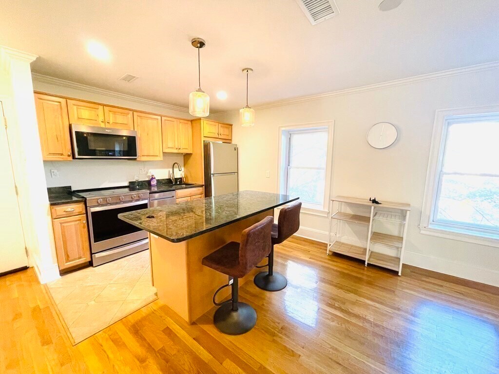 Primary Photo - 420 Medford St