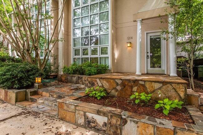 Foto del edificio - 1214 Cleburne Ave NE