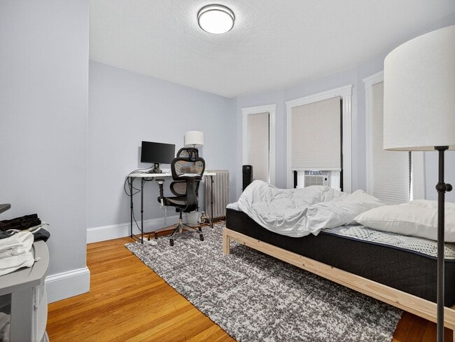 Building Photo - 6/1 No Fee! Renovated 3BR/2BA near Tufts, ...