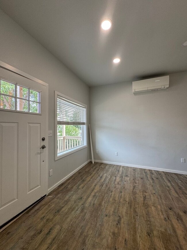 Building Photo - Beautifully Remodeled House