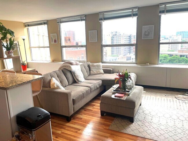 Foto del edificio - 2626 N Lakeview Ave