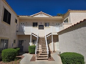 Building Photo - 1900 N Torrey Pines Dr