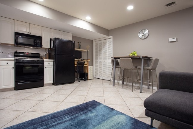 Living room with open kitchen 3 - 309 Manhattan Ave