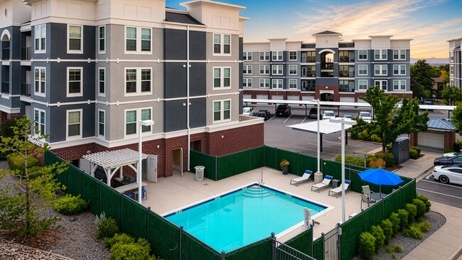 Building Photo - Hills at Renaissance