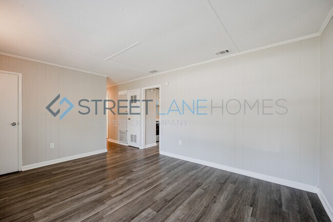 Building Photo - Charming 3 Bedroom in LaGrange!