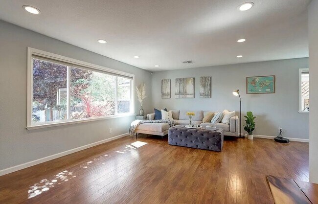 Foto del edificio - SAN JOSE- Beautifully maintained home with a spacious backyard.