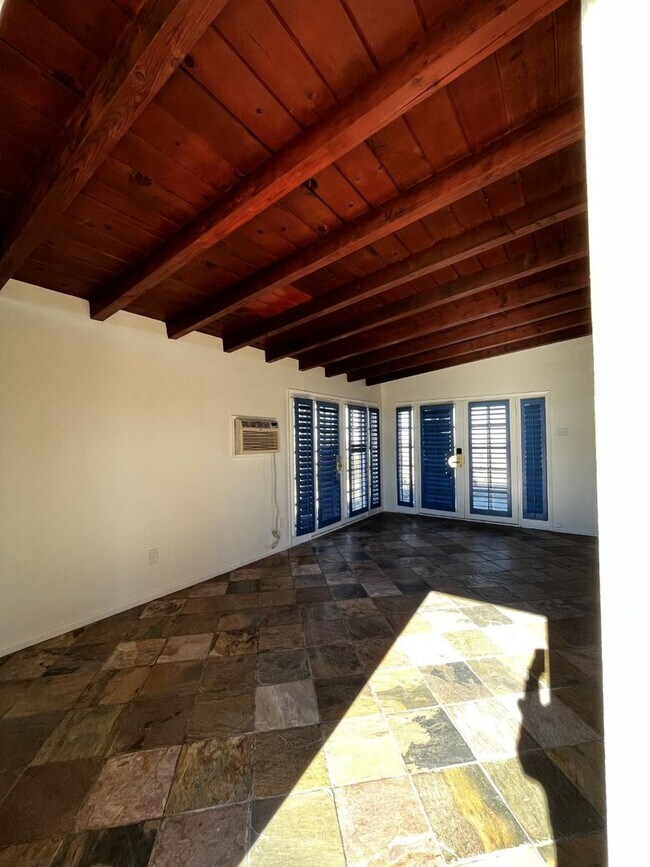 Foto del edificio - AVAILABLE NOW