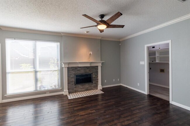 Building Photo - 1109 San Saba Dr