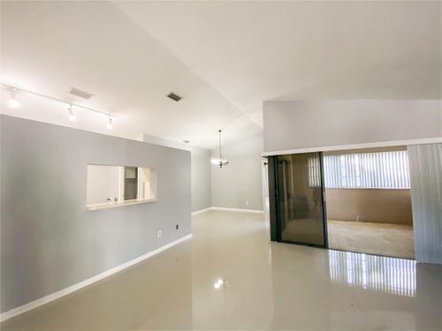 Foto del edificio - 323 Ives Dairy Rd