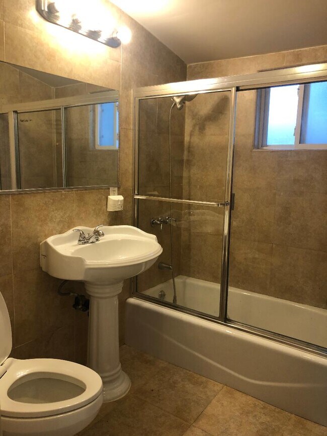 Foto del edificio - 12340 Moorpark St