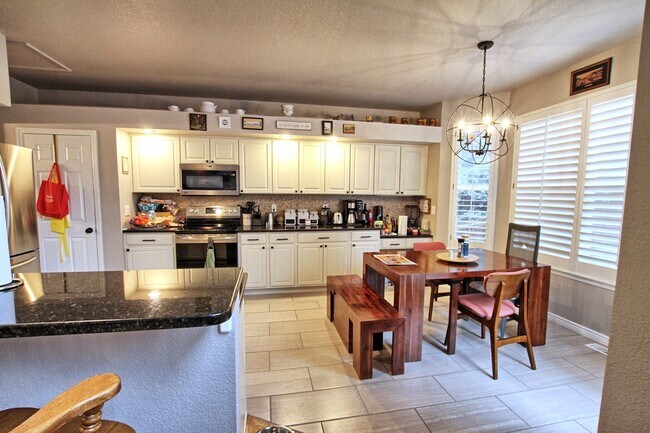 Foto del edificio - 5 bed 4 bath Parker home in Stonegate w/ master on 1st floor