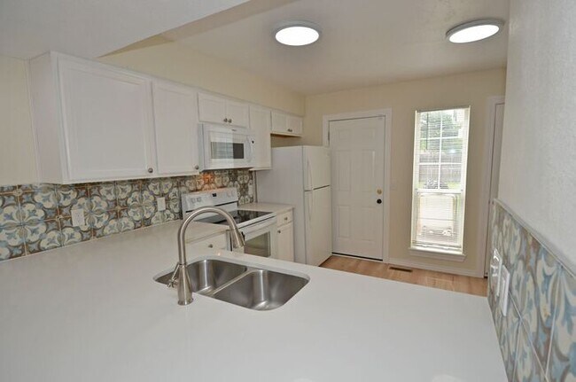 Foto del edificio - 2 BED 1.5 BATH TOWNHOUSE -WARR ACRES