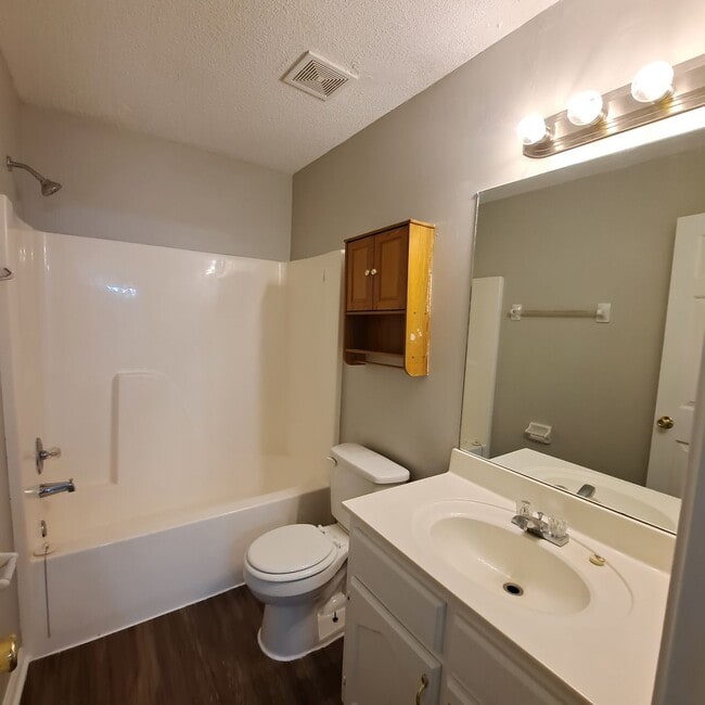 Building Photo - Welcome to this charming 3 bedroom, 2 bath...