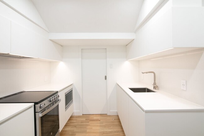 Building Photo - 2100 Rue du Fort