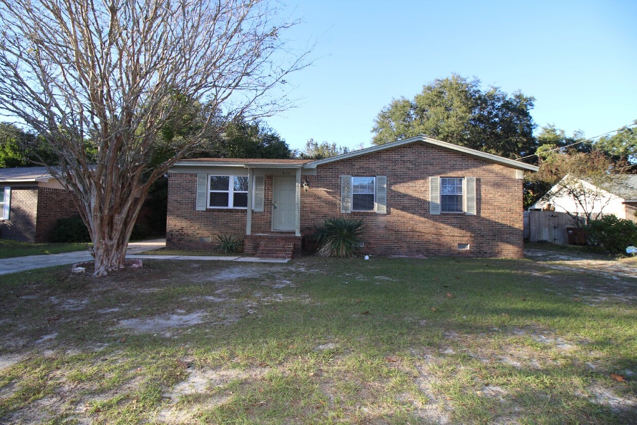 Foto principal - Spacious 3-Bedroom Home in Gulf Breeze wit...