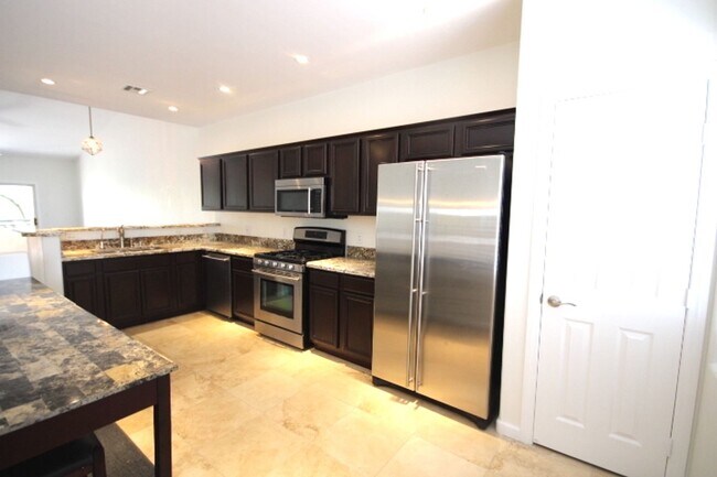 Building Photo - Close to shopping and easy access to Freeway!!!