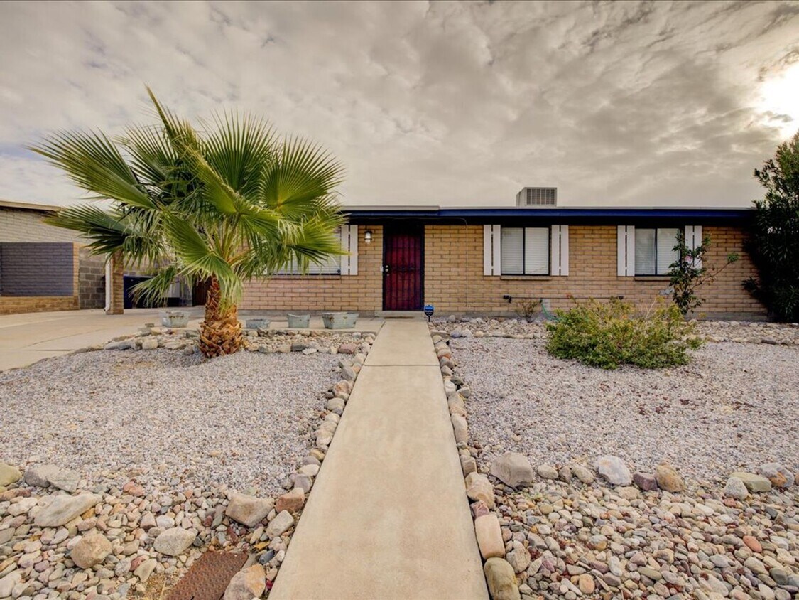 Foto principal - EAST SIDE LOCATION WITH PRIVATE POOL!!