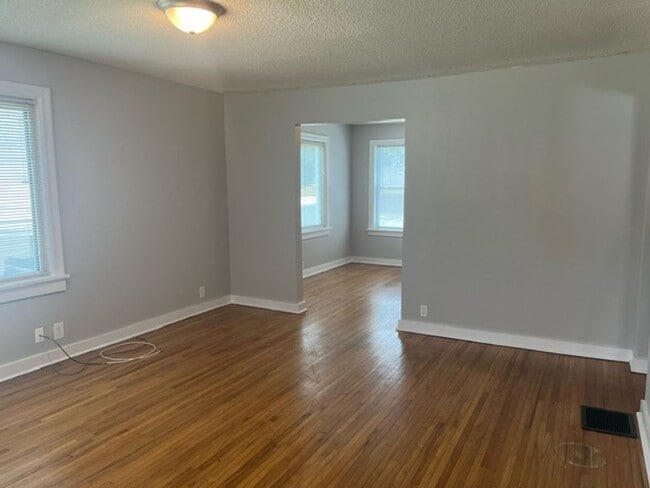 Building Photo - Charming 2 Bedroom Bungalow