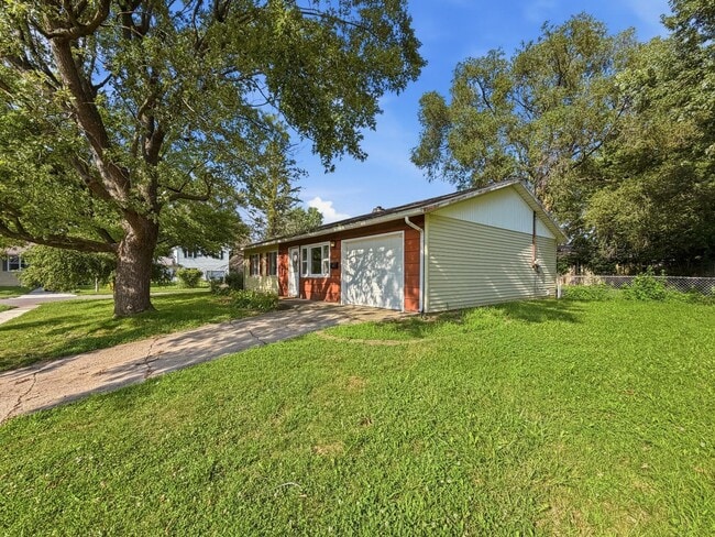 Building Photo - 836 Eastmont Dr