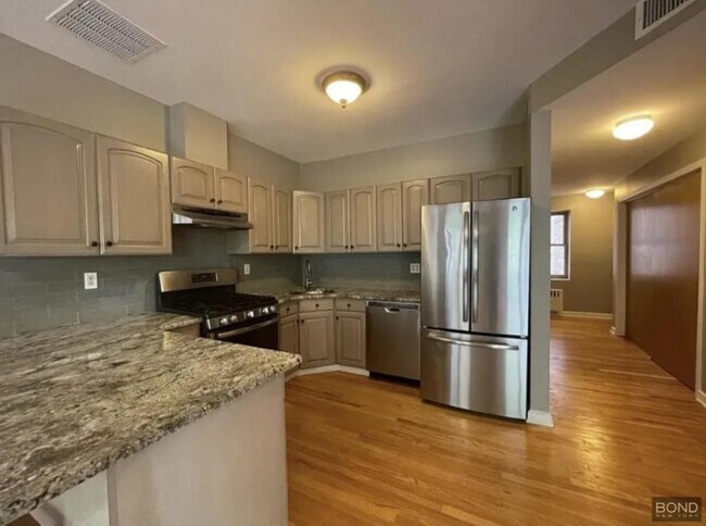 Foto del edificio - 3 bedroom in Queens NY 11418