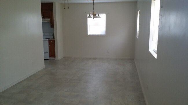 Foto del edificio - 346 Railroad Ave