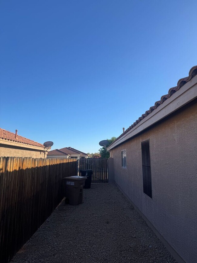 Building Photo - 3 BEDROOM IN PEORIA
