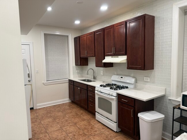 Kitchen - 2532 W Haddon Ave