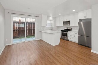 Building Photo - 810 G Ave