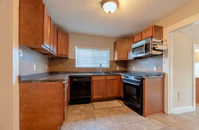 Building Photo - Knoxville 37917 - 3 bedroom, 2.5 bath, completely renovated home with extra storage. - Call Tom P...