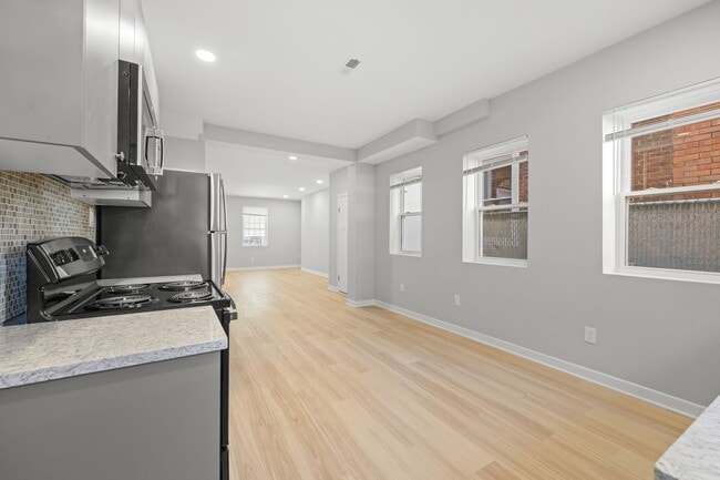 Building Photo - ???Newly Renovated MODERN 3BR and 2.5Bath ...