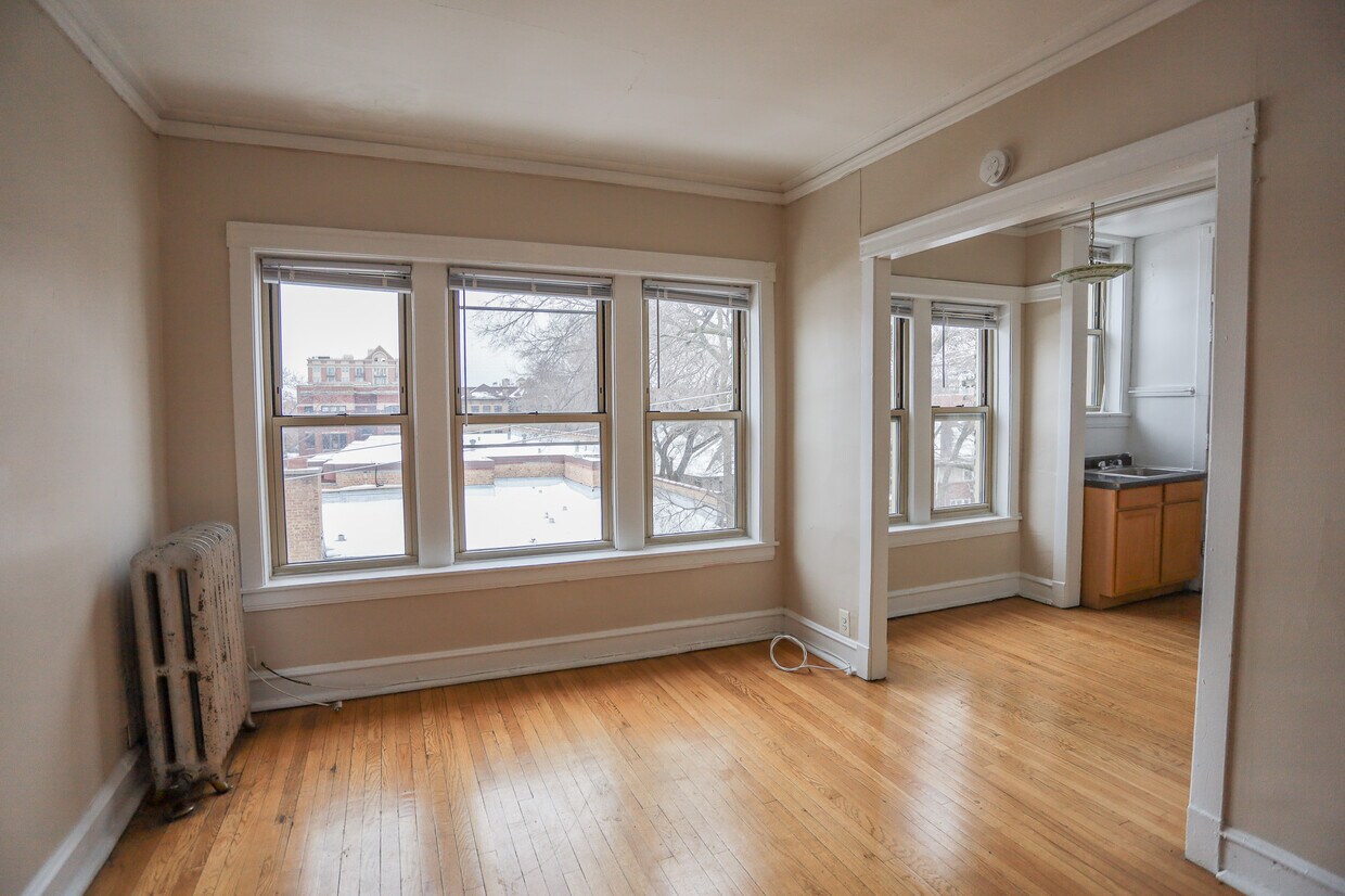 Primary Photo - 1361 W Greenleaf Ave
