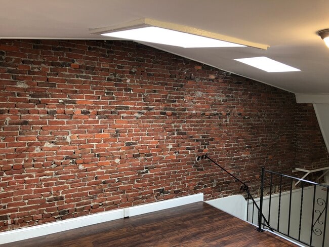 Building Photo - 1127 S 48th St