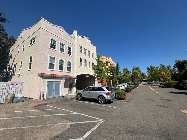Foto del edificio - 2 bedroom 2.5 Bathroom Windsor Town Green Condo with carpet and A/C
