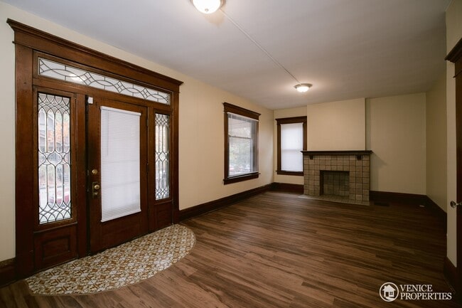 Building Photo - Completely Renovated Home--One block off o...