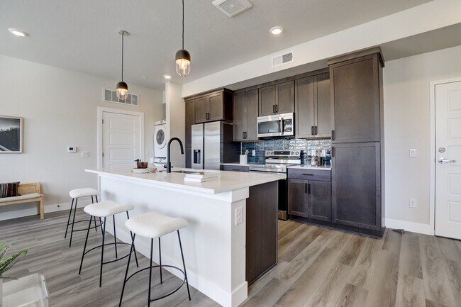 Foto del edificio - Modern 2 bedroom 2 bathrooms available in ...