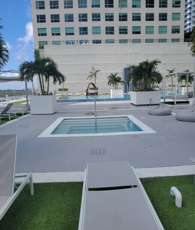 Foto del edificio - 690 SW 1st Ct